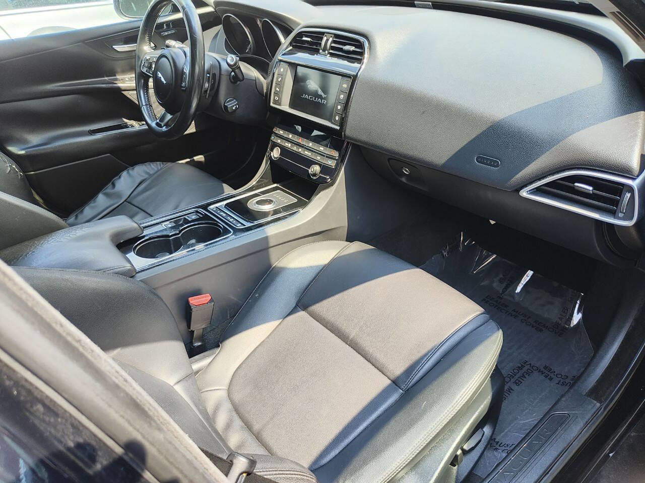 Used 2017 Jaguar XE Premium image 36