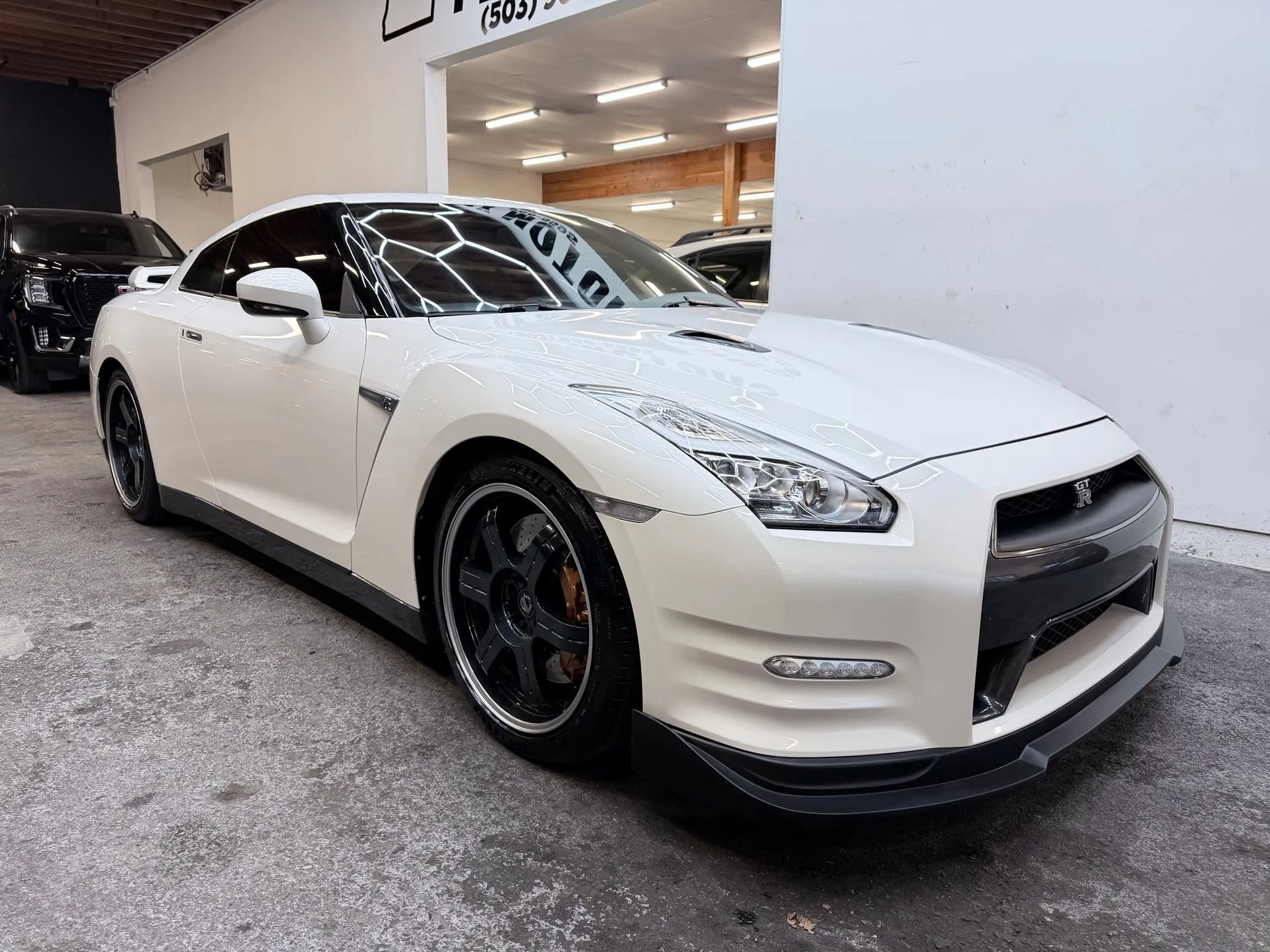 Used 2015 Nissan GT-R Premium image 2
