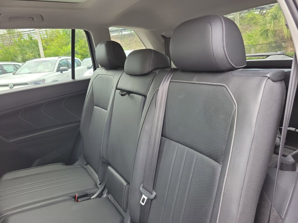 Used 2022 Volkswagen Tiguan SE w/ Panoramic Sunroof Package FWD image 10