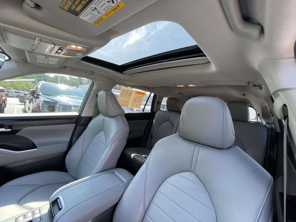Used 2024 Toyota Highlander XLE AWD/4WD image 25