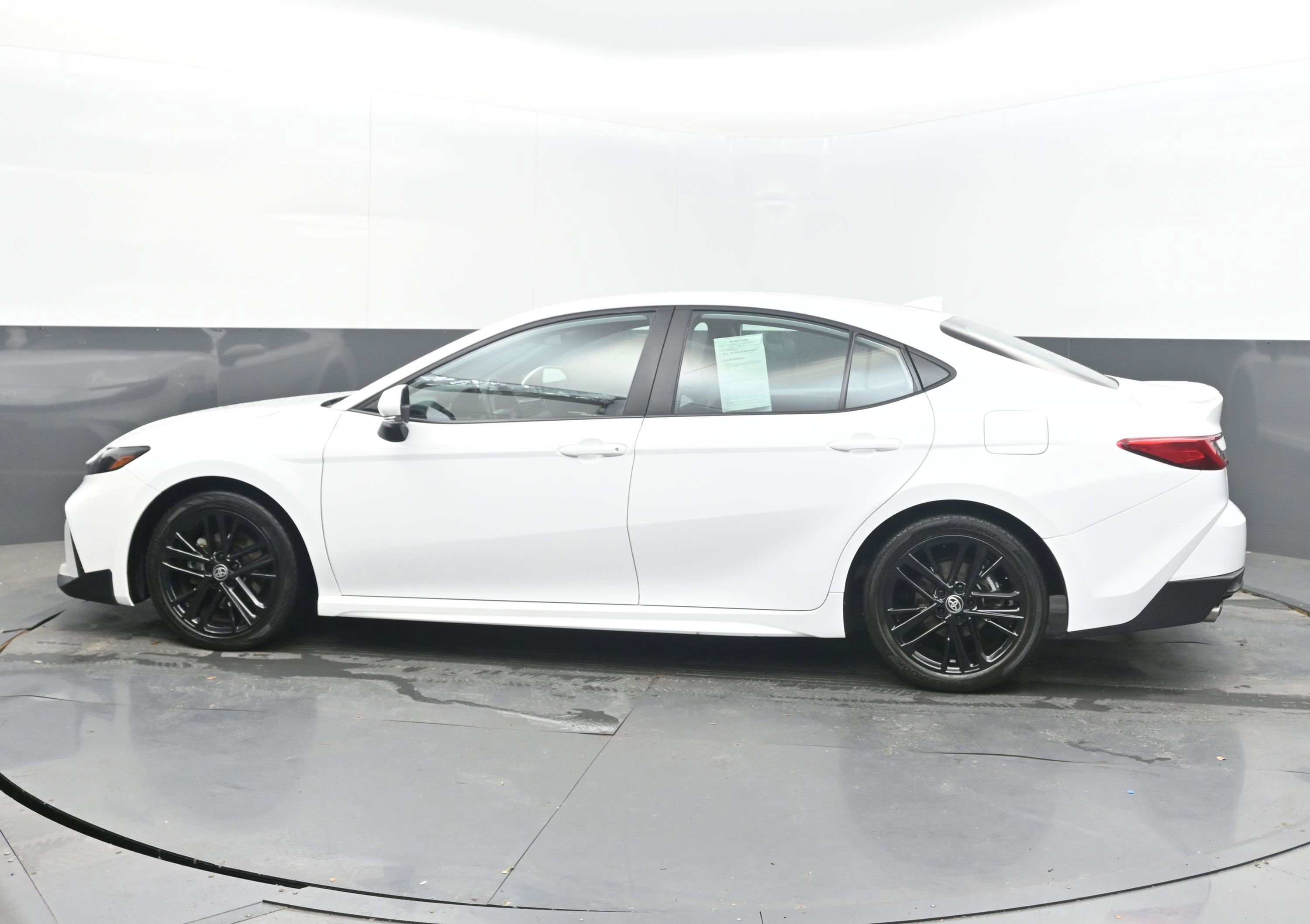 Used 2025 Toyota Camry SE FWD image 5