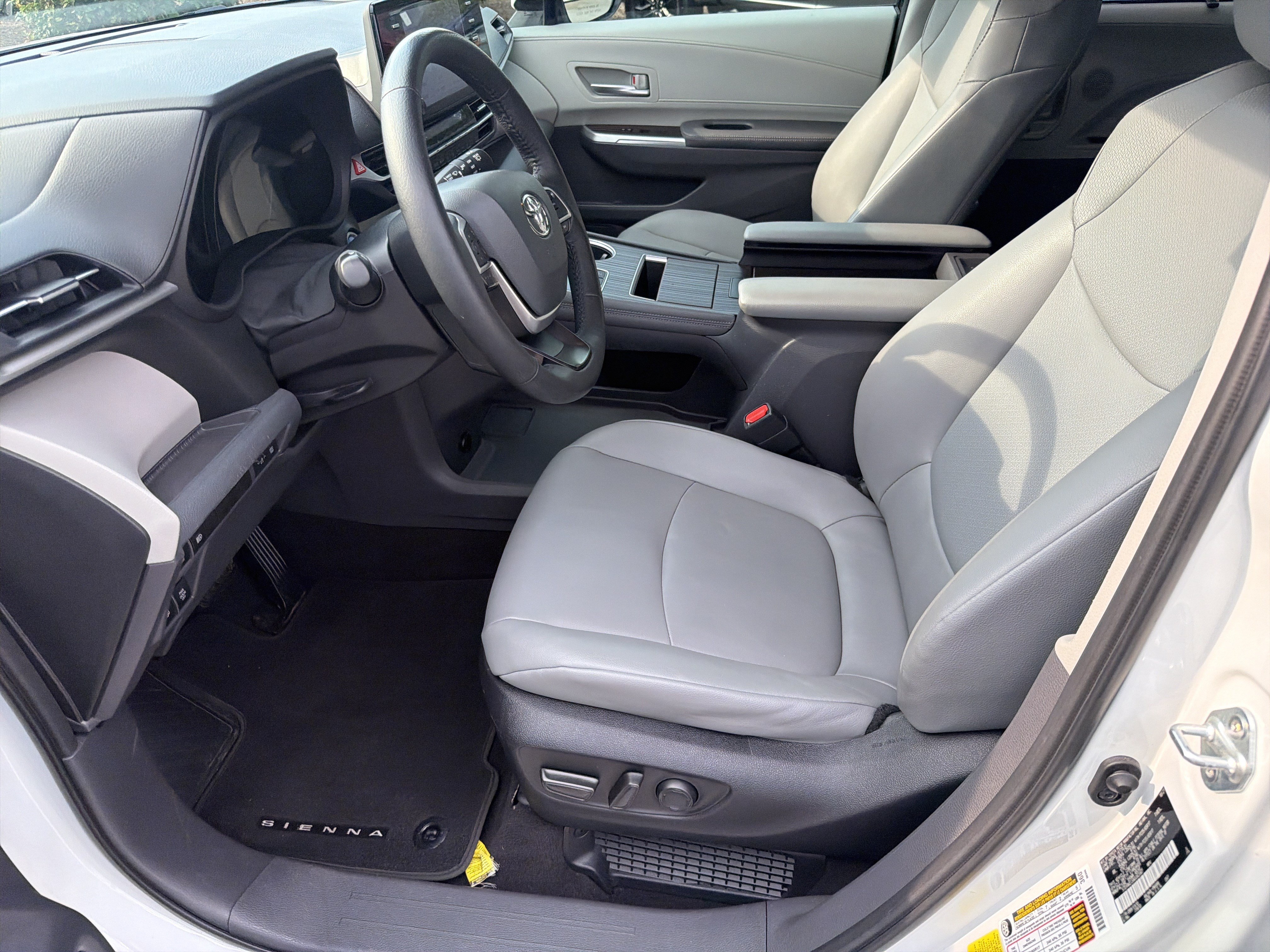 Used 2022 Toyota Sienna XLE FWD image 18