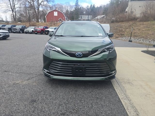 Used 2025 Toyota Sienna Platinum image 2