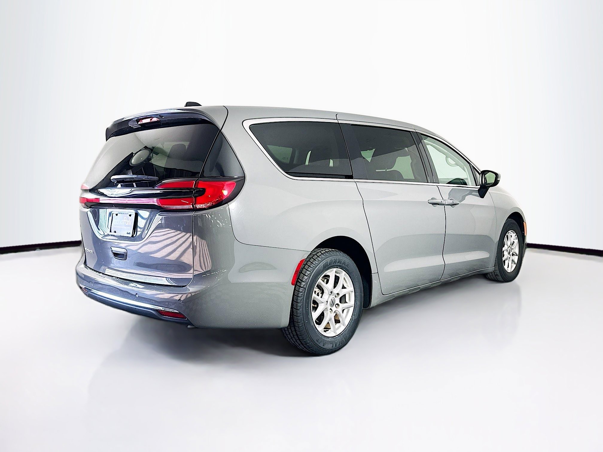 Used 2023 Chrysler Pacifica Touring-L image 9