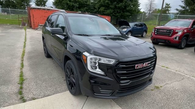 Used 2023 GMC Terrain SLE w/ Driver Convenience Package FWD image 4