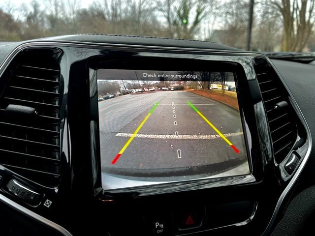 Used 2019 Jeep Cherokee Limited FWD image 38