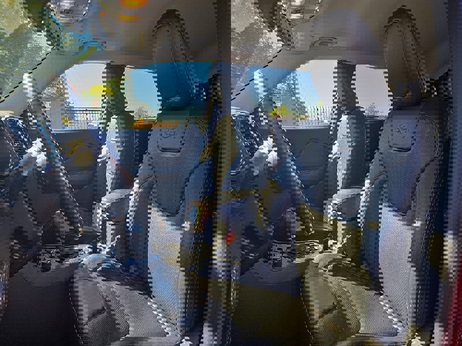 Used 2019 Jeep Cherokee Limited image 14