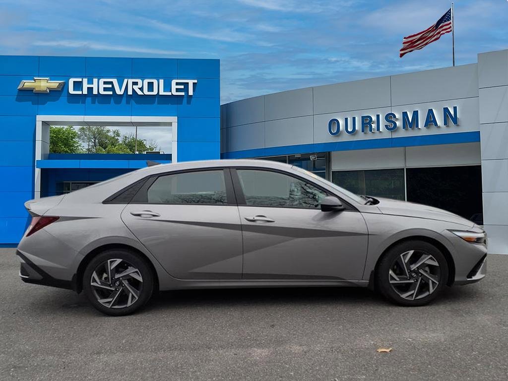 Used 2025 Hyundai Elantra Sport image 2