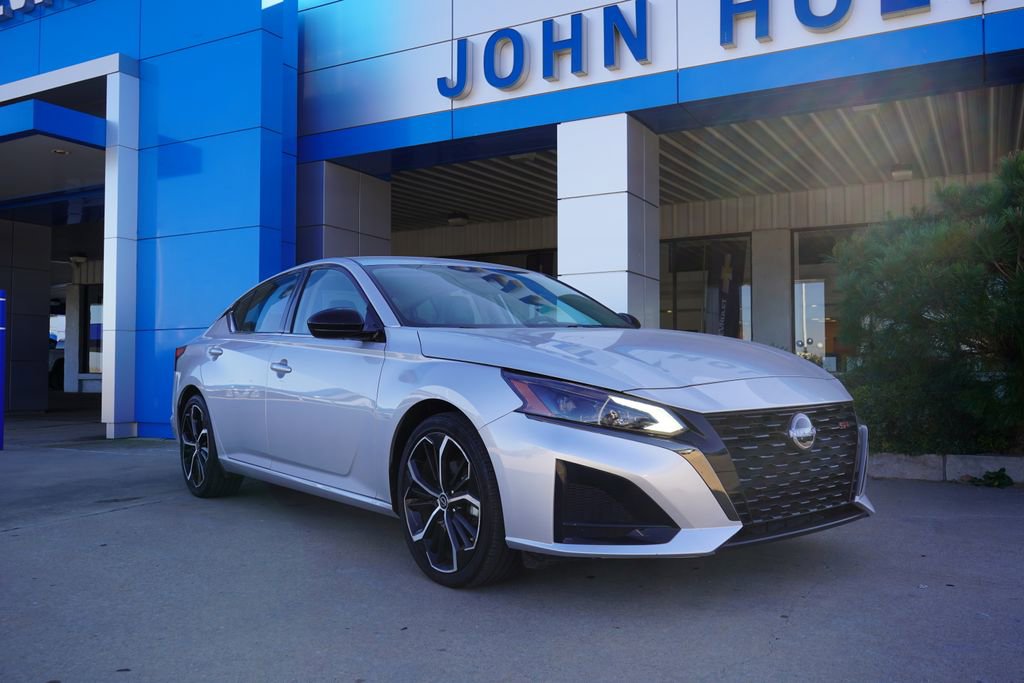 Used 2024 Nissan Altima 2.5 SR image 2