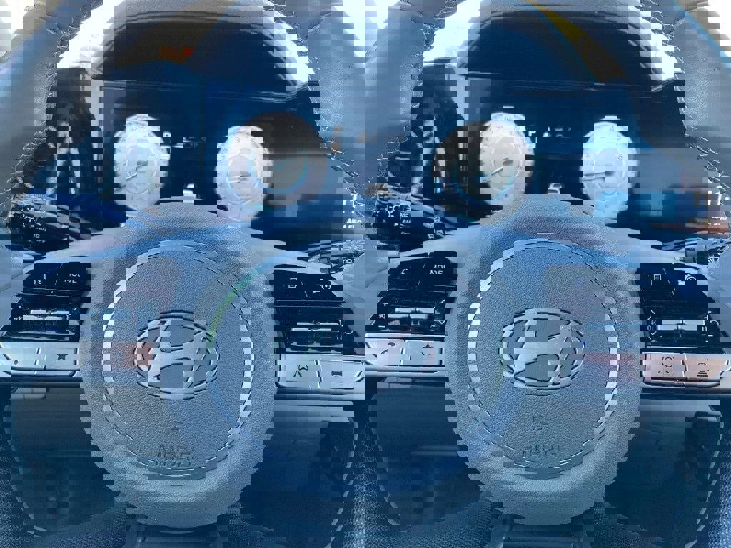 Used 2025 Hyundai Elantra SEL image 19