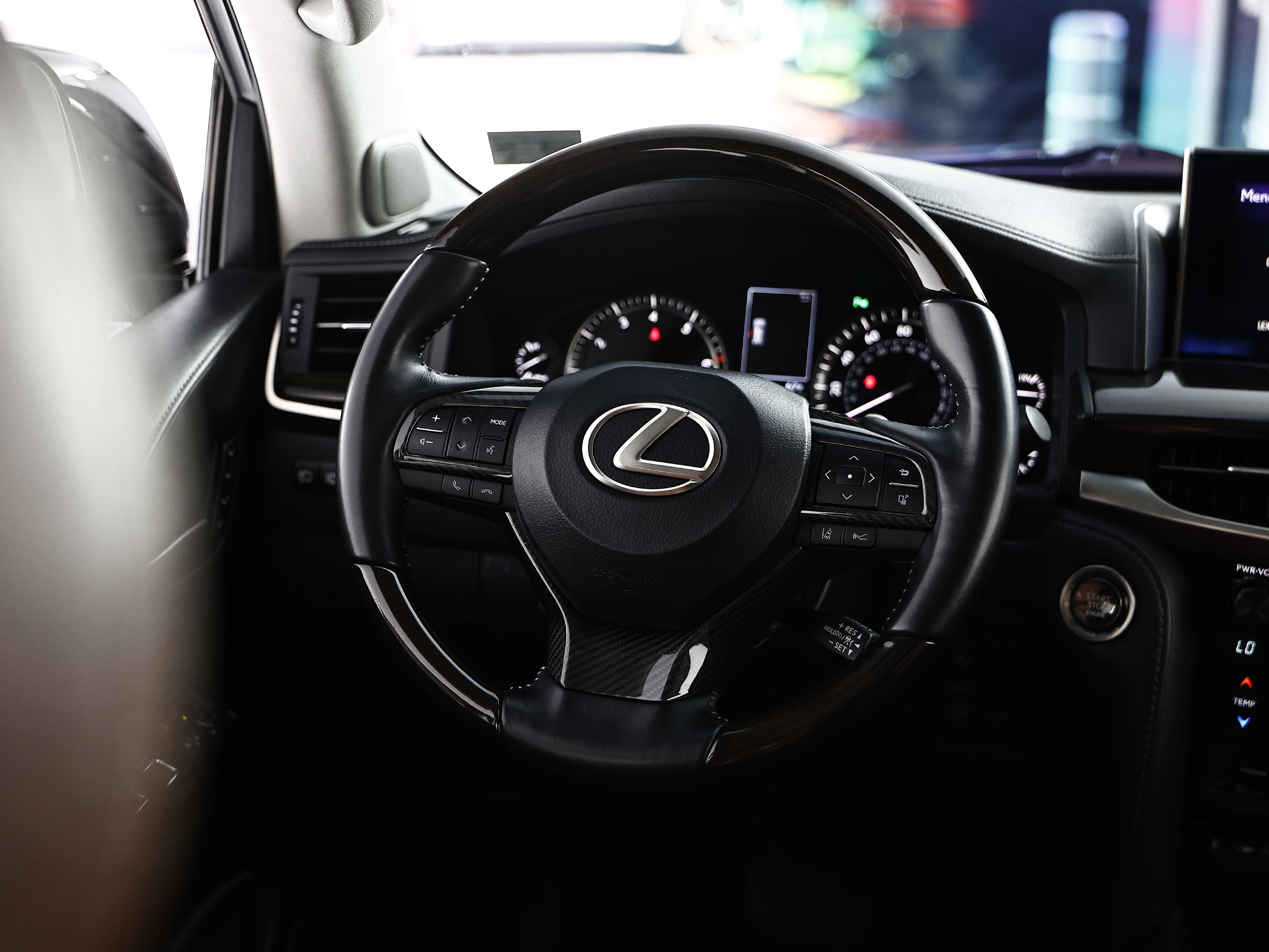 Used 2019 Lexus LX 570 4WD w/ Luxury Package image 32