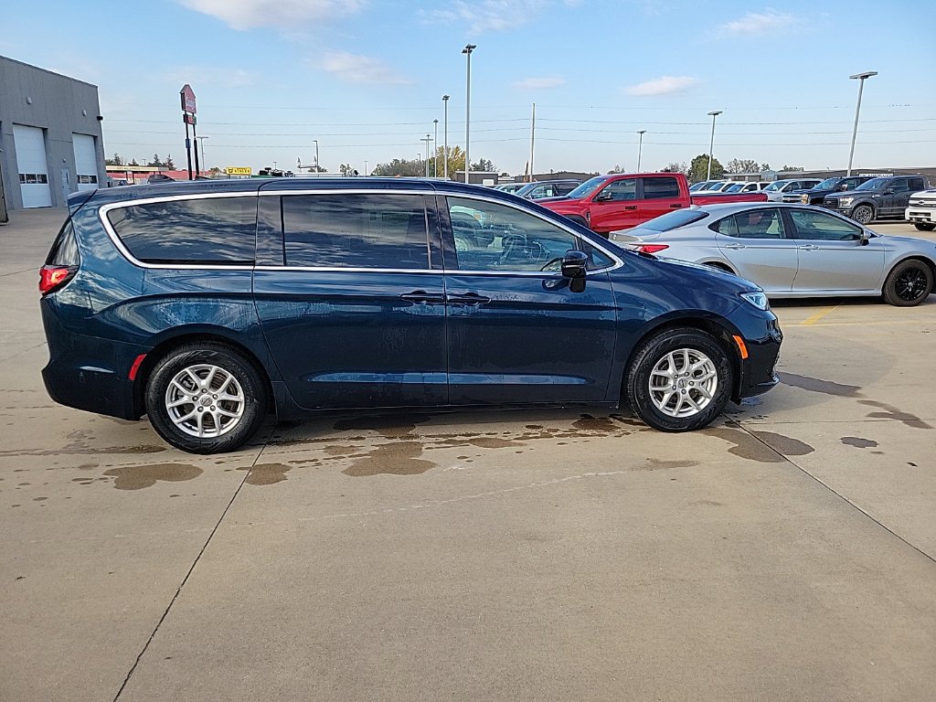 Certified 2025 Chrysler Pacifica Select w/ Uconnect Theater Family Group FWD image 2