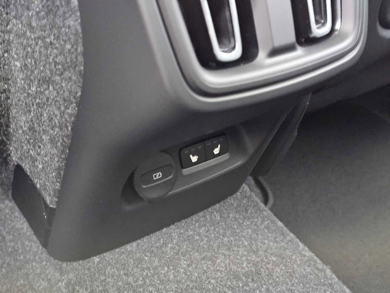 New 2025 Volvo XC40 B5 Plus w/ Climate Package image 21