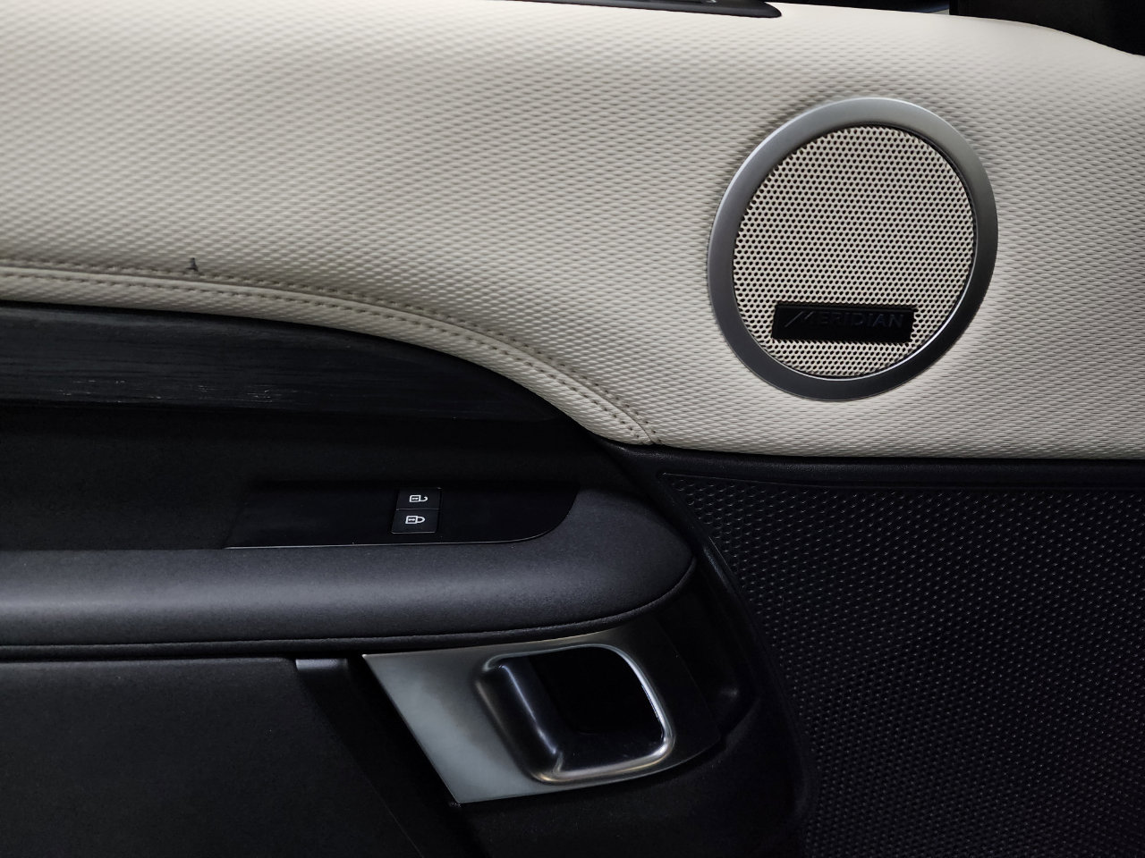 Used 2022 Land Rover Discovery S R-Dynamic image 19