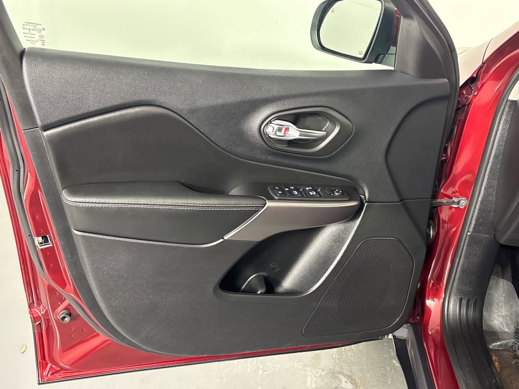 Used 2020 Jeep Cherokee Latitude Plus image 26