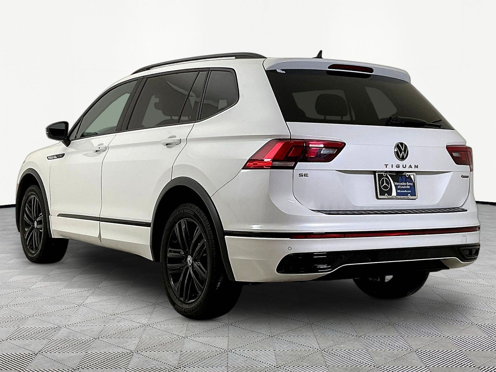 Used 2022 Volkswagen Tiguan SE R-Line AWD/4WD image 4