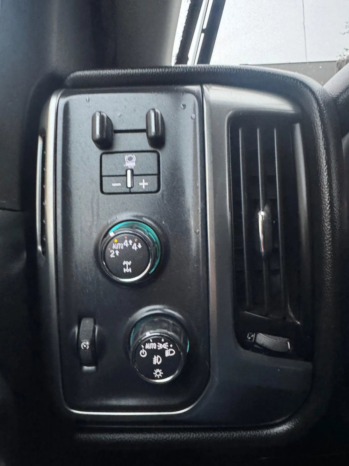 Used 2018 Chevrolet Silverado 1500 LT w/ All Star Edition image 18