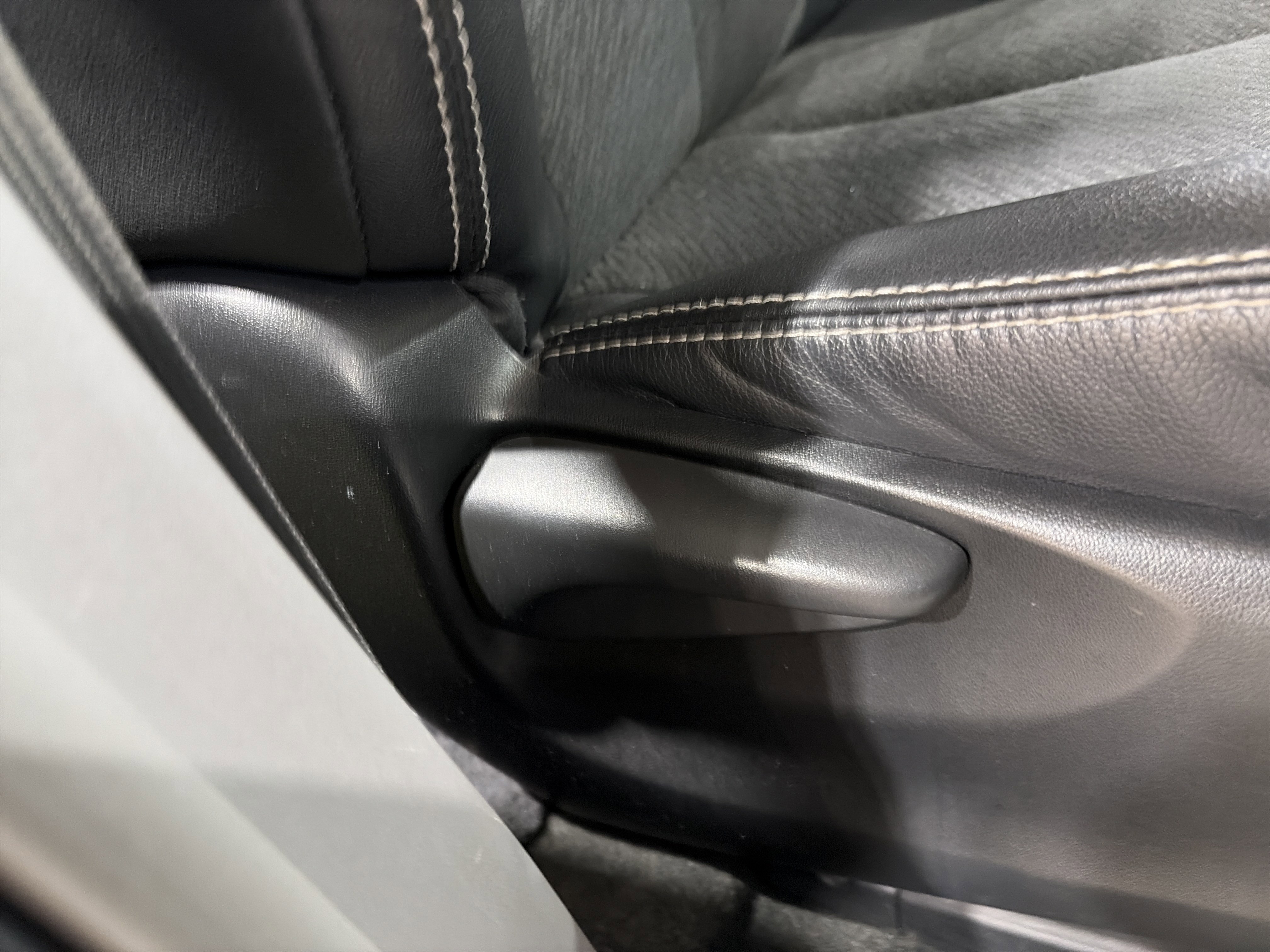 Used 2013 Toyota Sienna SE w/ Premium Pkg w/Entune FWD image 39
