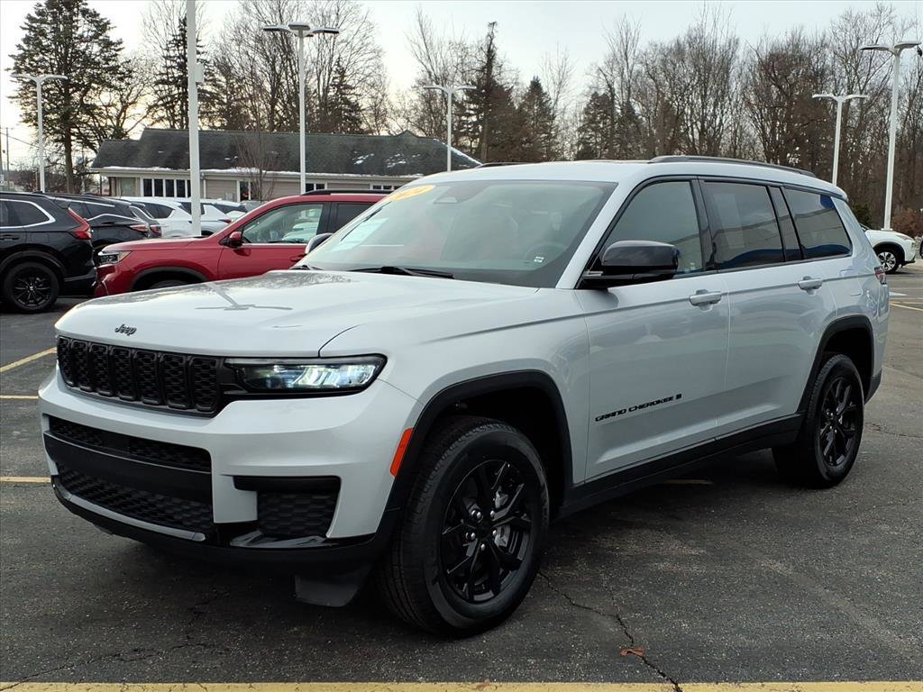 Used 2024 Jeep Grand Cherokee L Laredo image 3