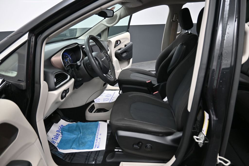 Used 2023 Chrysler Voyager LX FWD image 30