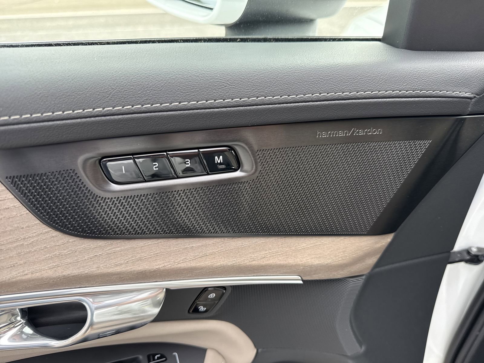 New 2026 Volvo XC90 B6 Plus w/ Protection Package Premier image 12