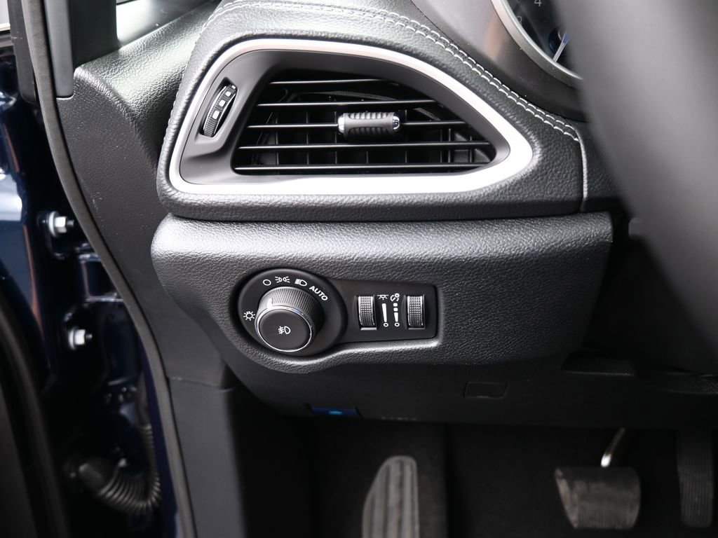 Used 2025 Chrysler Pacifica Select image 27