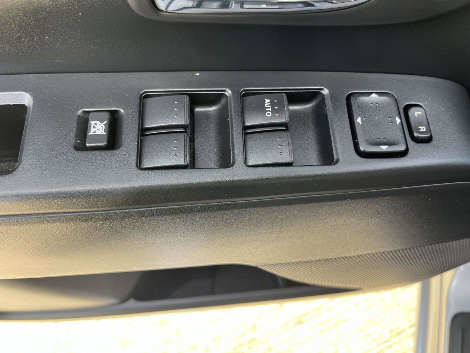 Used 2012 MAZDA MAZDA5 Sport image 12