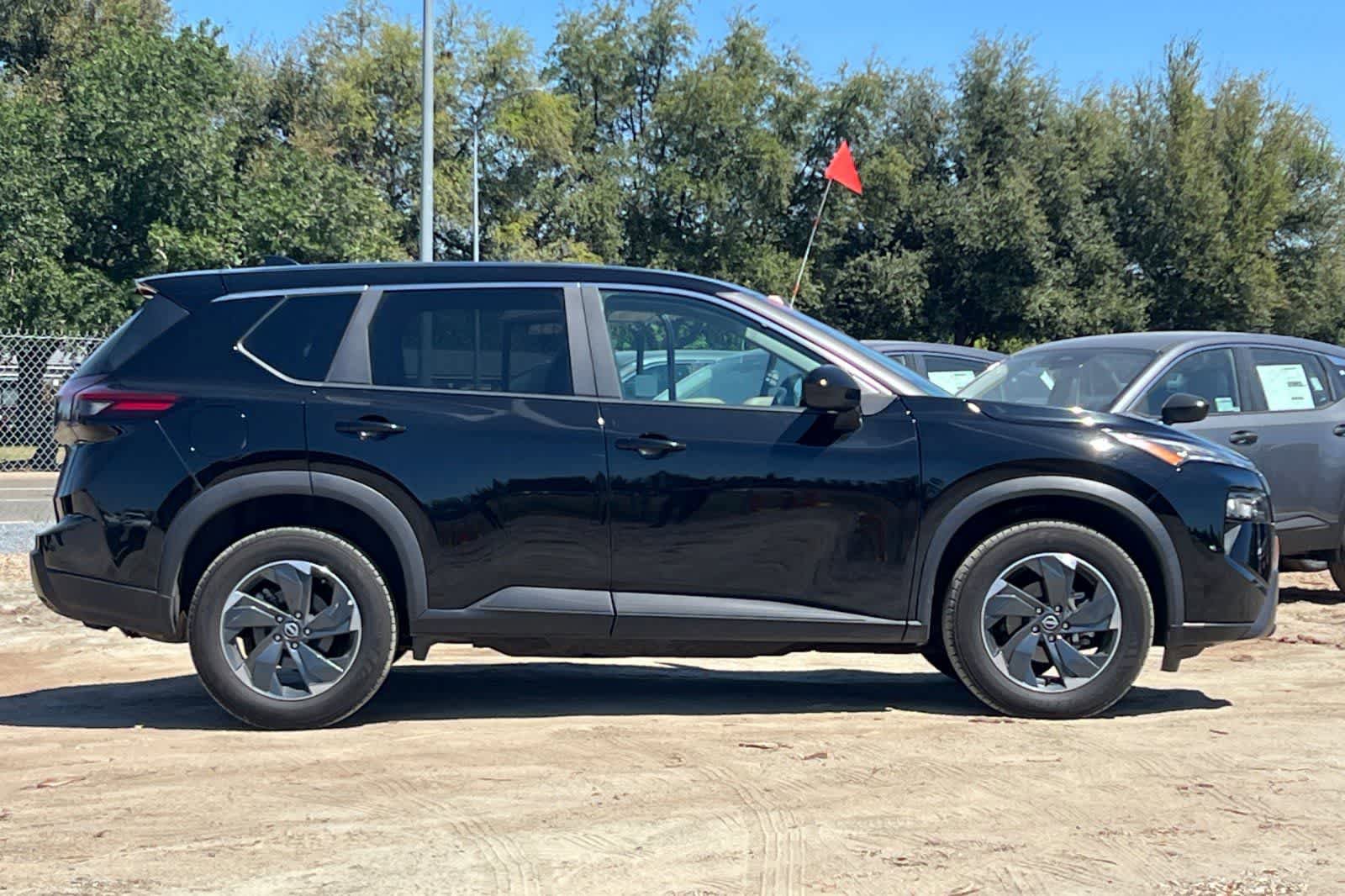 Used 2024 Nissan Rogue SV image 9