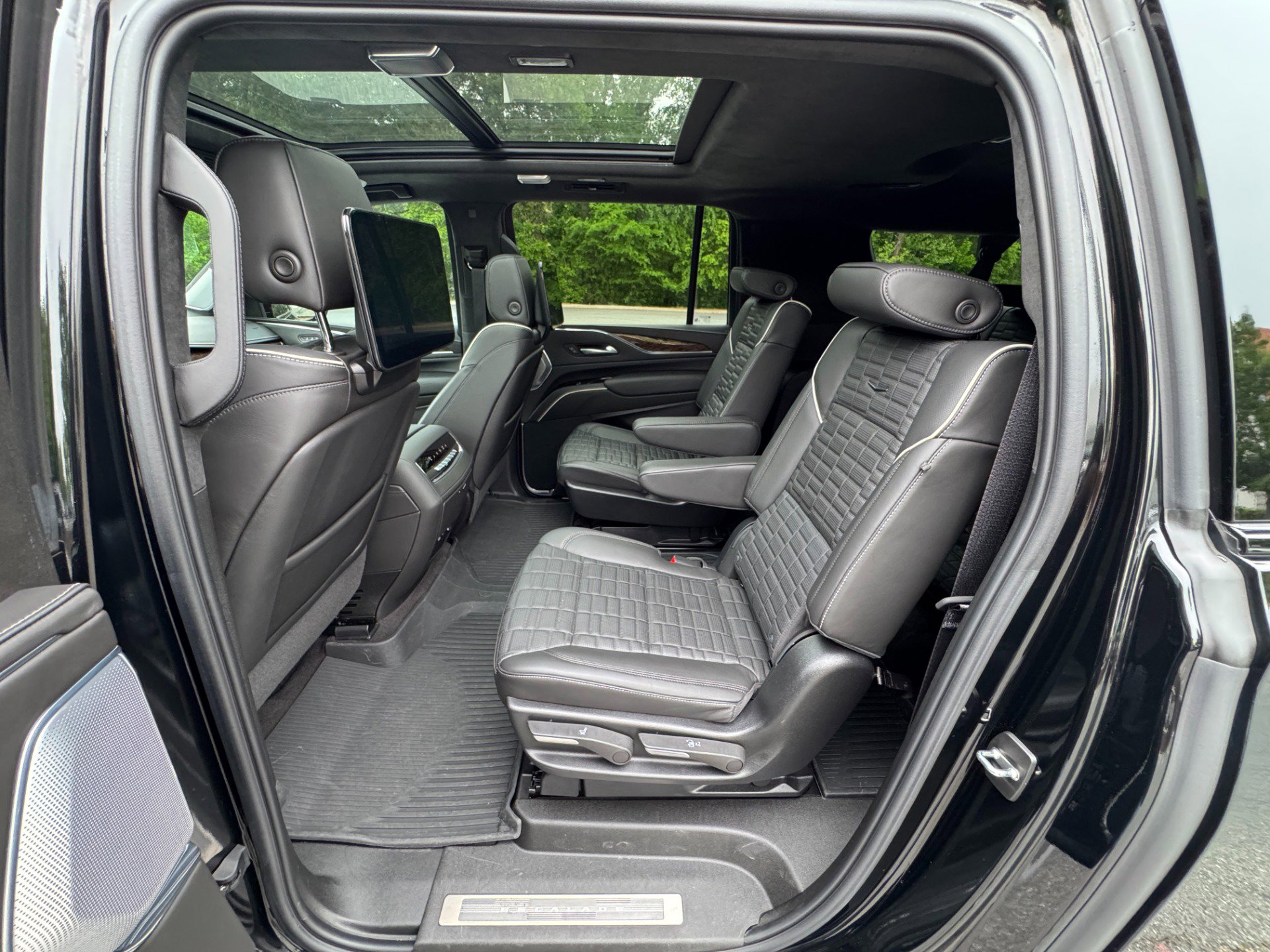 Used 2024 Cadillac Escalade ESV Sport Platinum w/ LPO, ONYX Package image 46