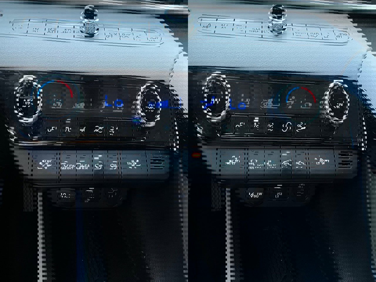 Used 2025 Hyundai Elantra Limited image 26