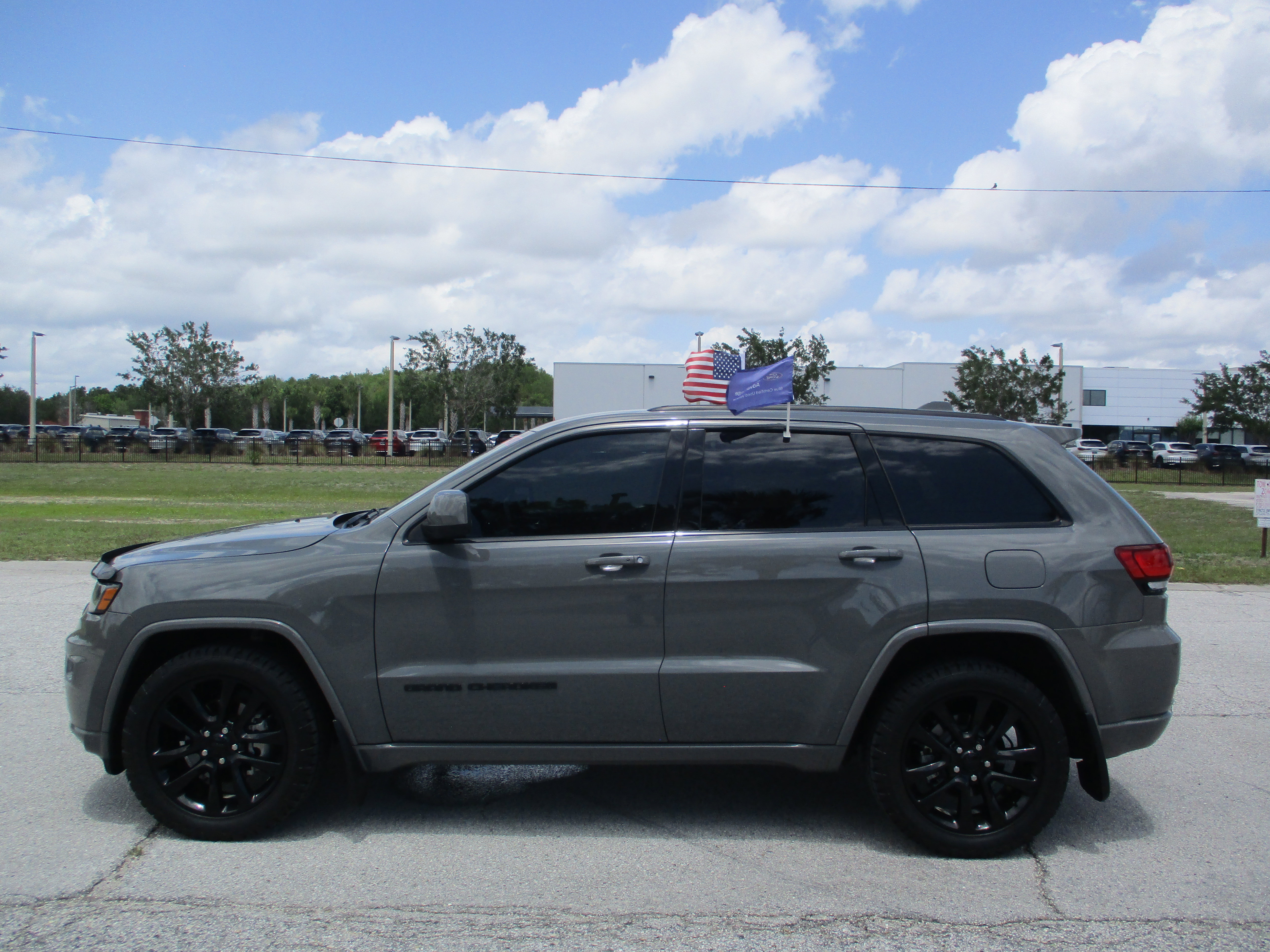 Used 2019 Jeep Grand Cherokee Altitude RWD image 4