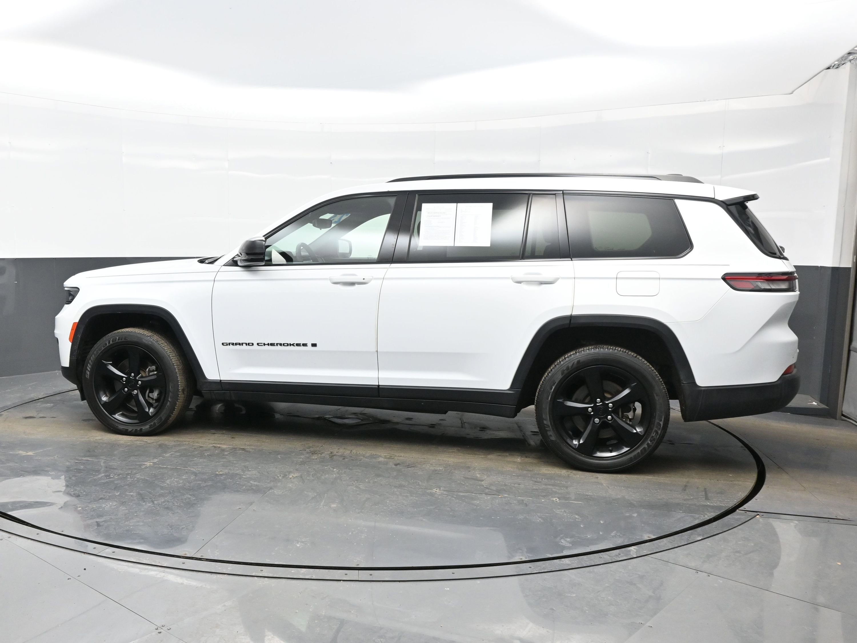 Used 2023 Jeep Grand Cherokee L Laredo image 3