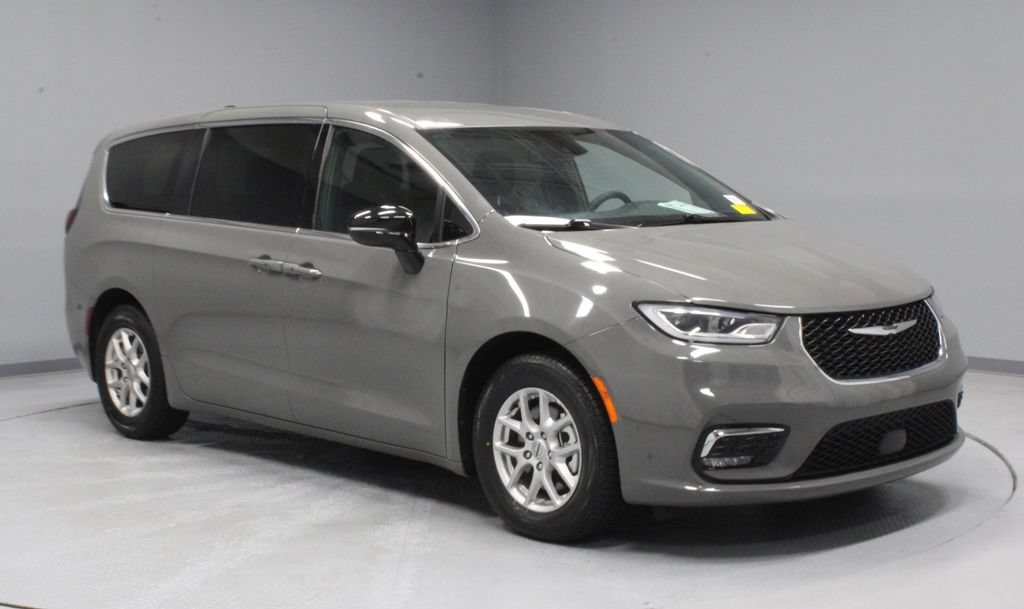 Used 2025 Chrysler Pacifica Select