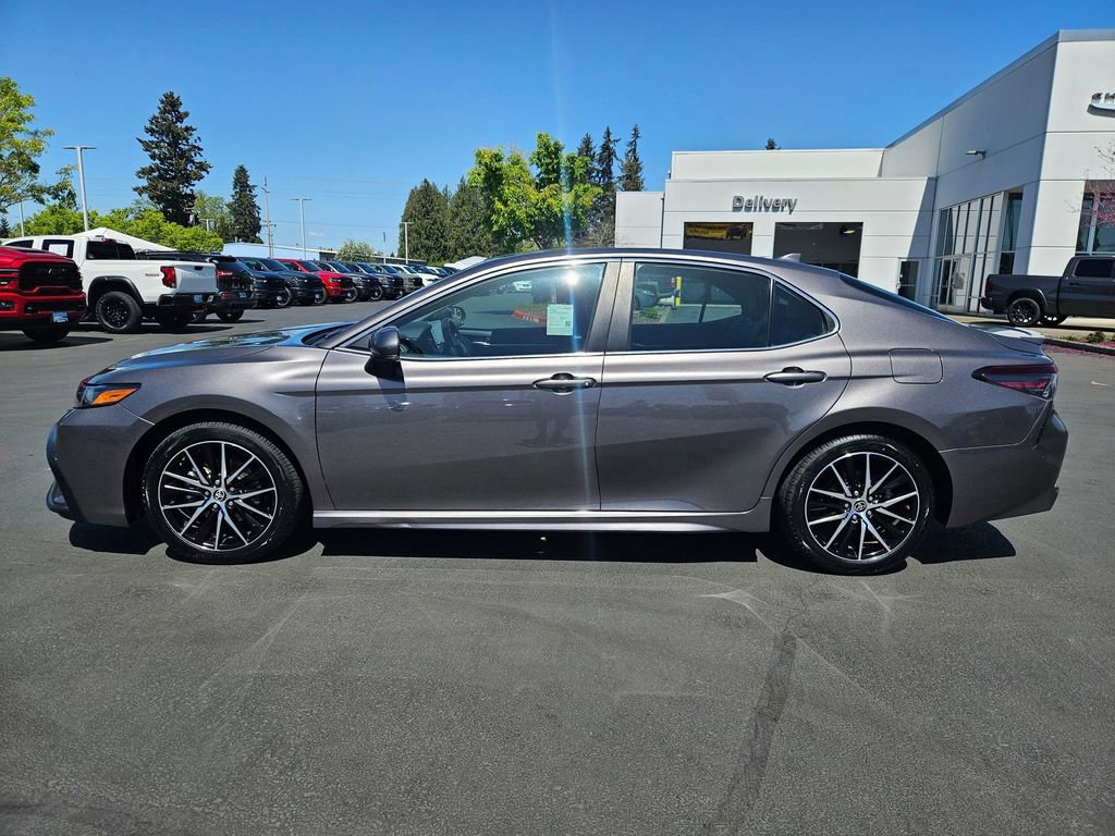 Used 2024 Toyota Camry SE FWD image 3
