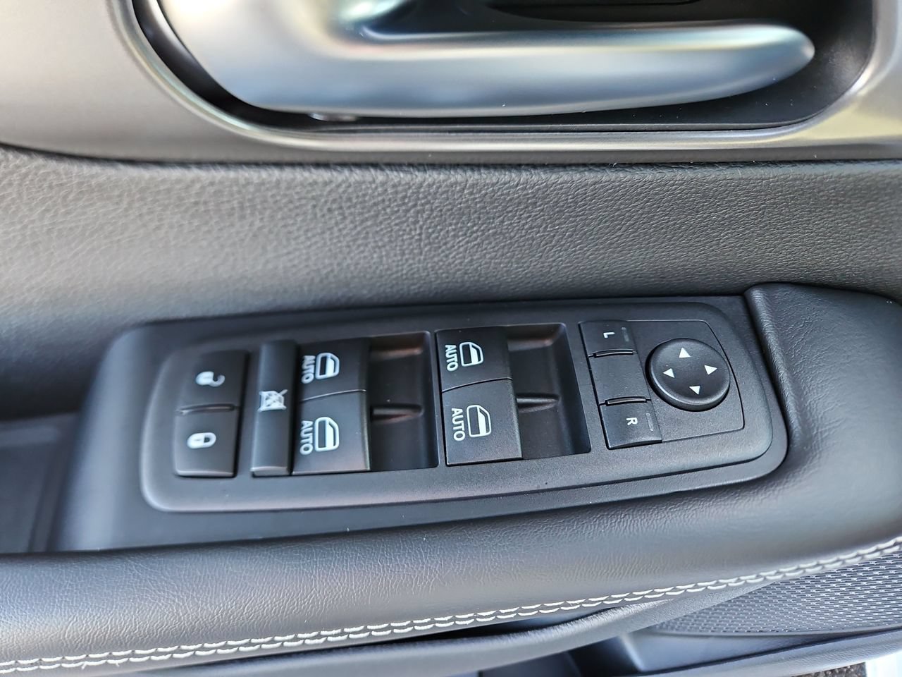 New 2026 Chrysler Pacifica Select AWD/4WD image 23