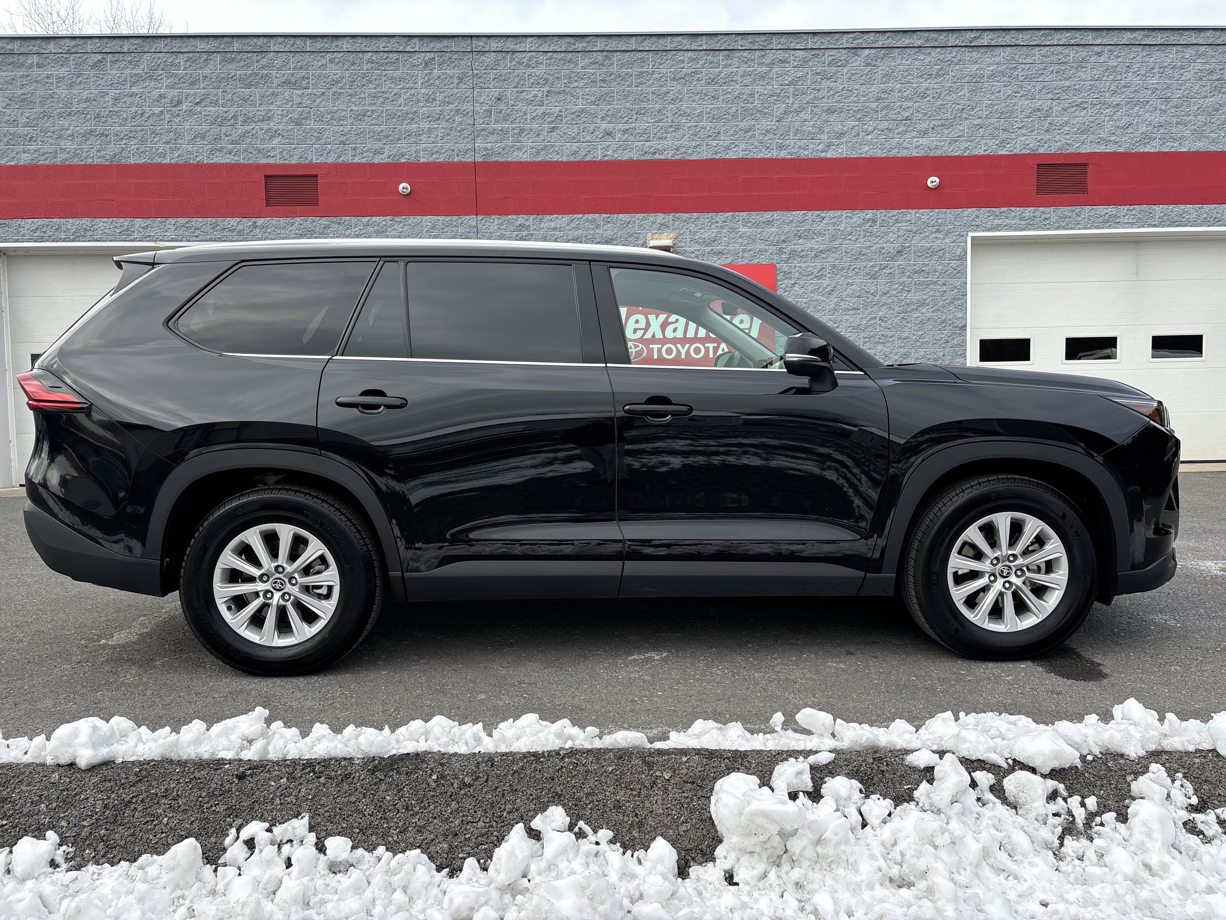 Used 2025 Toyota Grand Highlander AWD image 2