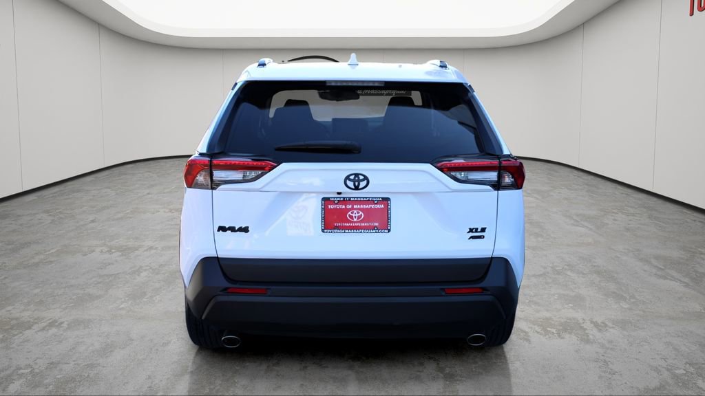 Used 2023 Toyota RAV4 XLE AWD/4WD image 4