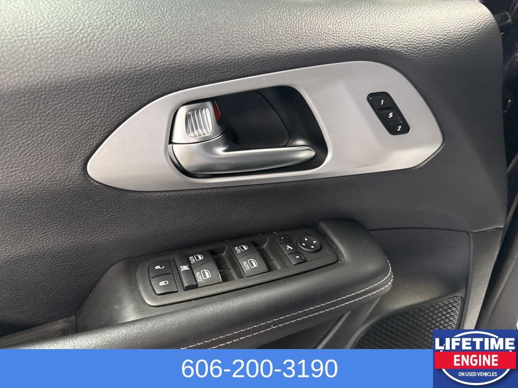 Used 2025 Chrysler Pacifica Limited FWD image 26