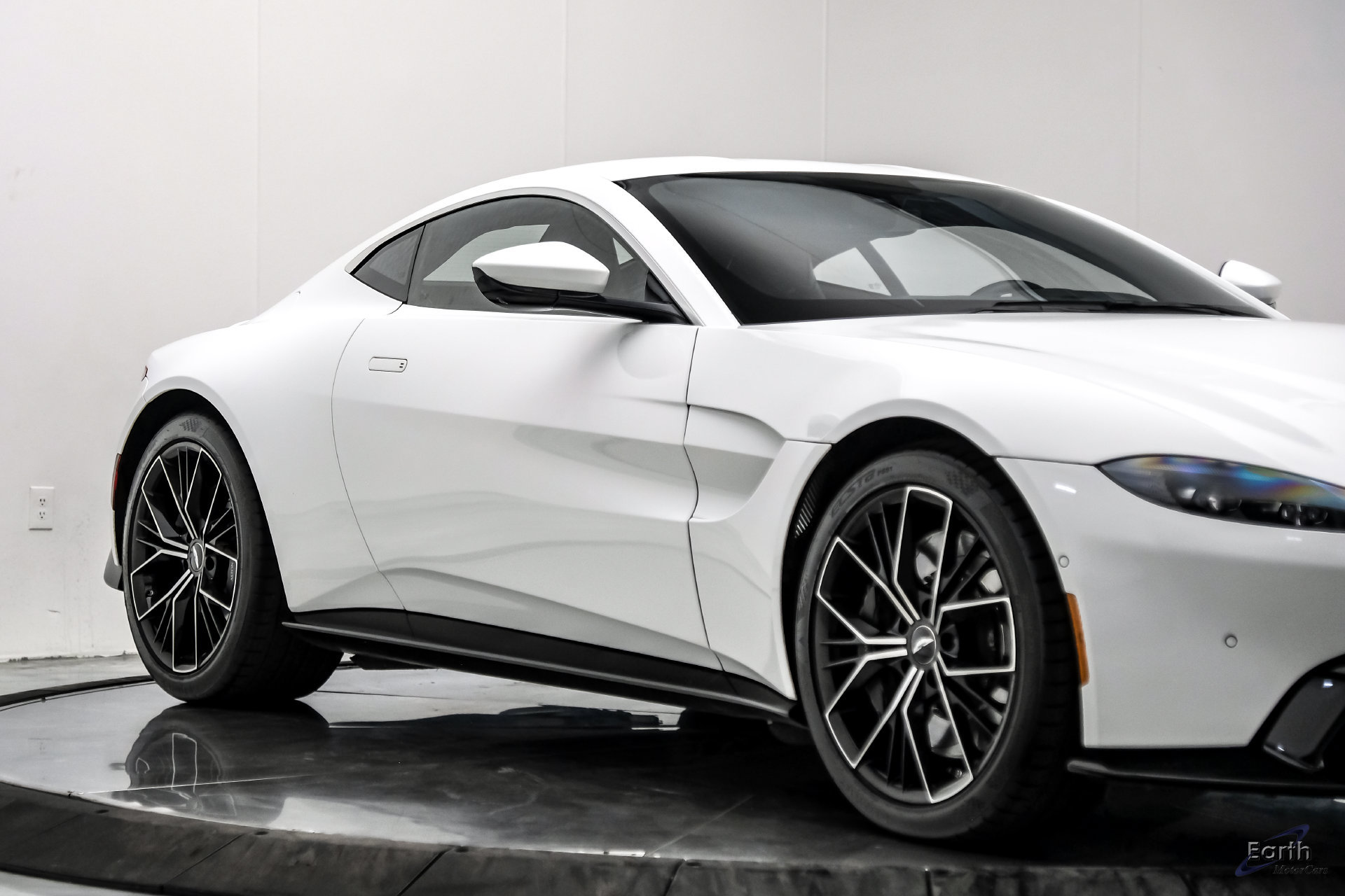 Used 2022 Aston Martin V8 Vantage Coupe RWD image 31