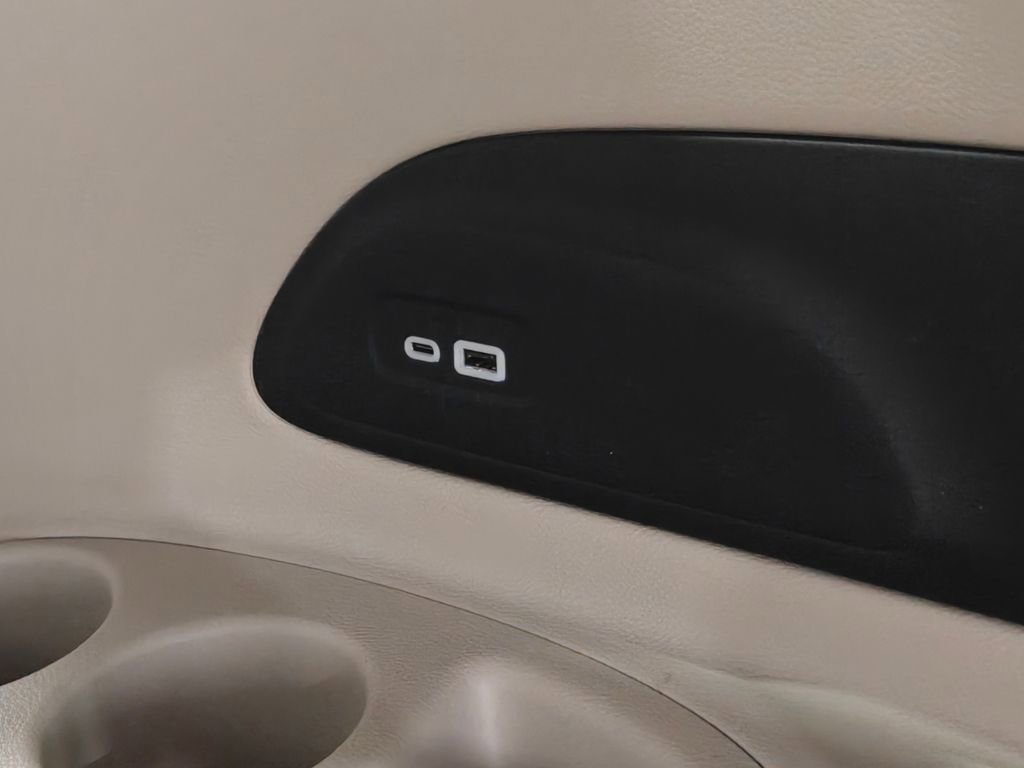 Used 2021 Chrysler Pacifica Touring-L image 32