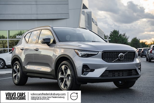 Used 2026 Volvo XC40 B4 Plus w/ Protection Package Premier FWD image 1
