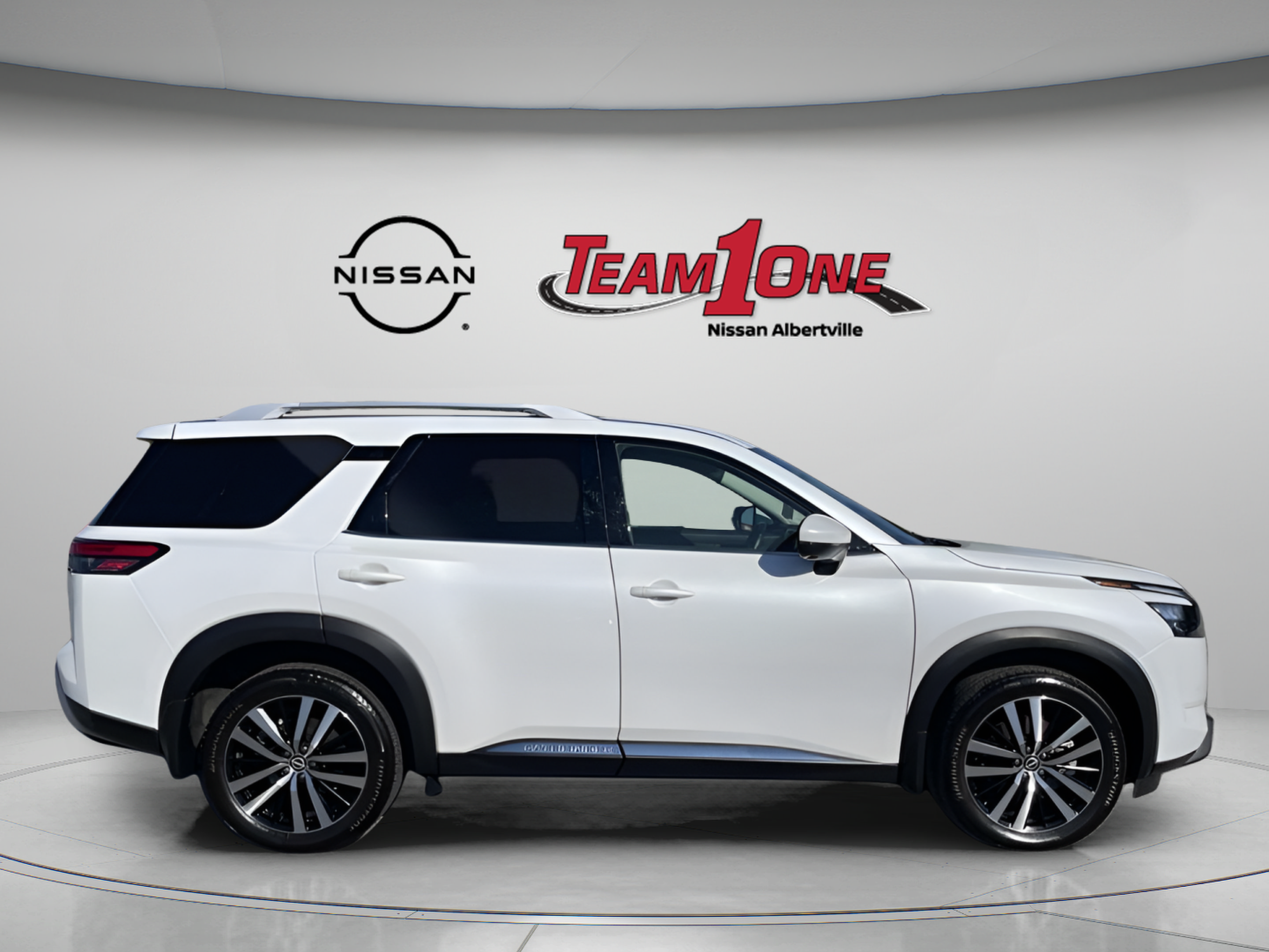 Used 2025 Nissan Pathfinder Platinum AWD/4WD image 9