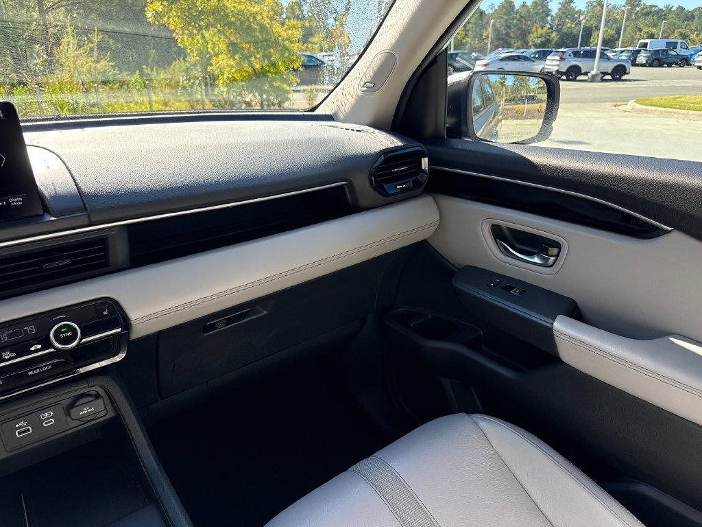 Used 2025 Honda Pilot Touring image 17