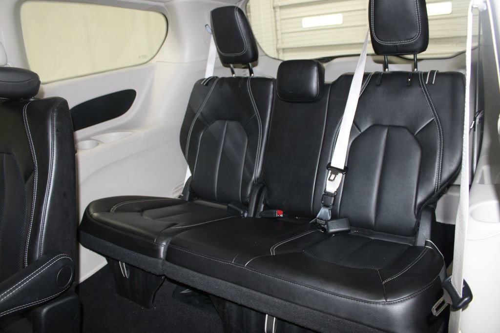 Used 2024 Chrysler Pacifica Touring-L image 36