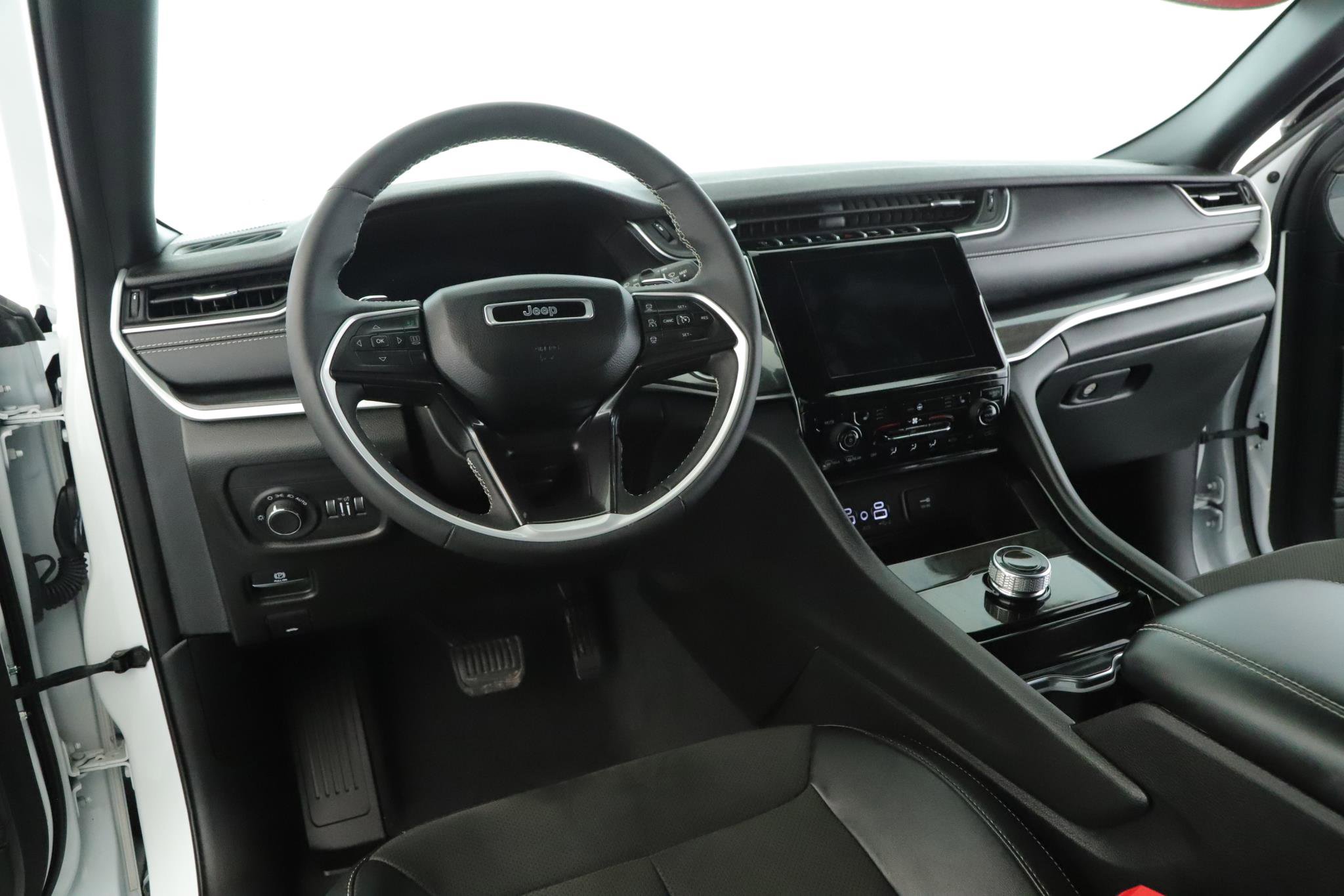 Used 2023 Jeep Grand Cherokee Altitude image 2