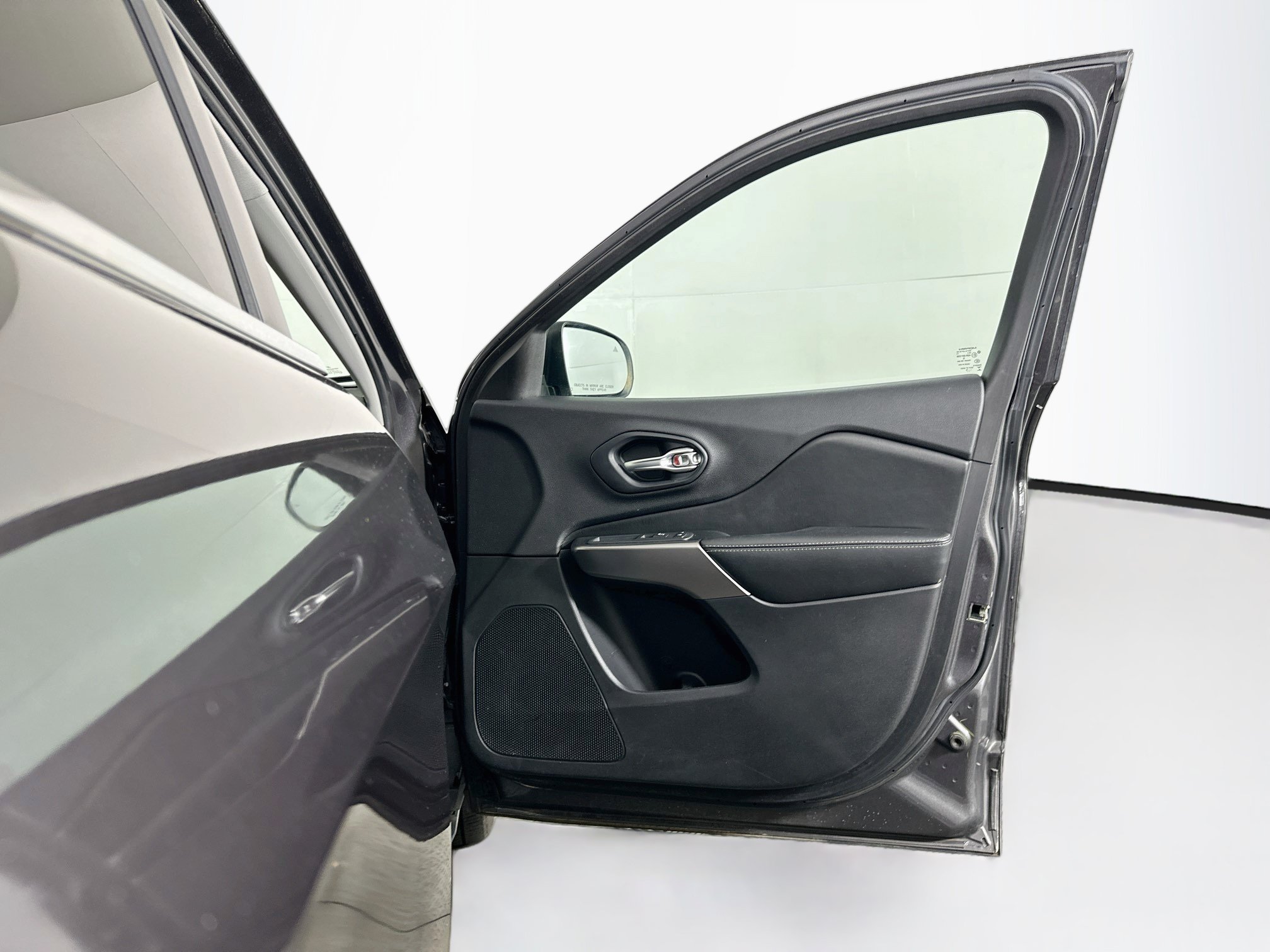 Used 2019 Jeep Cherokee Limited FWD image 31