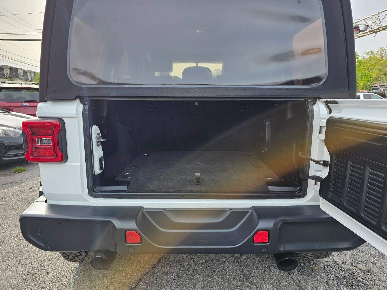 Used 2018 Jeep Wrangler Unlimited Sahara AWD/4WD image 7