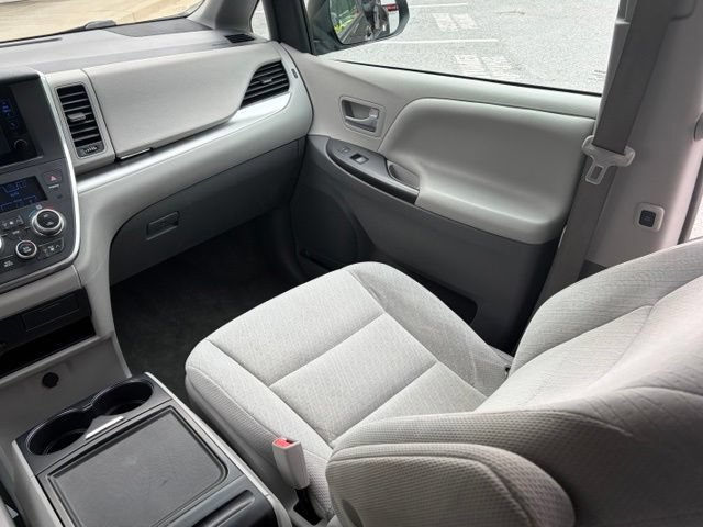 Used 2017 Toyota Sienna LE FWD image 34