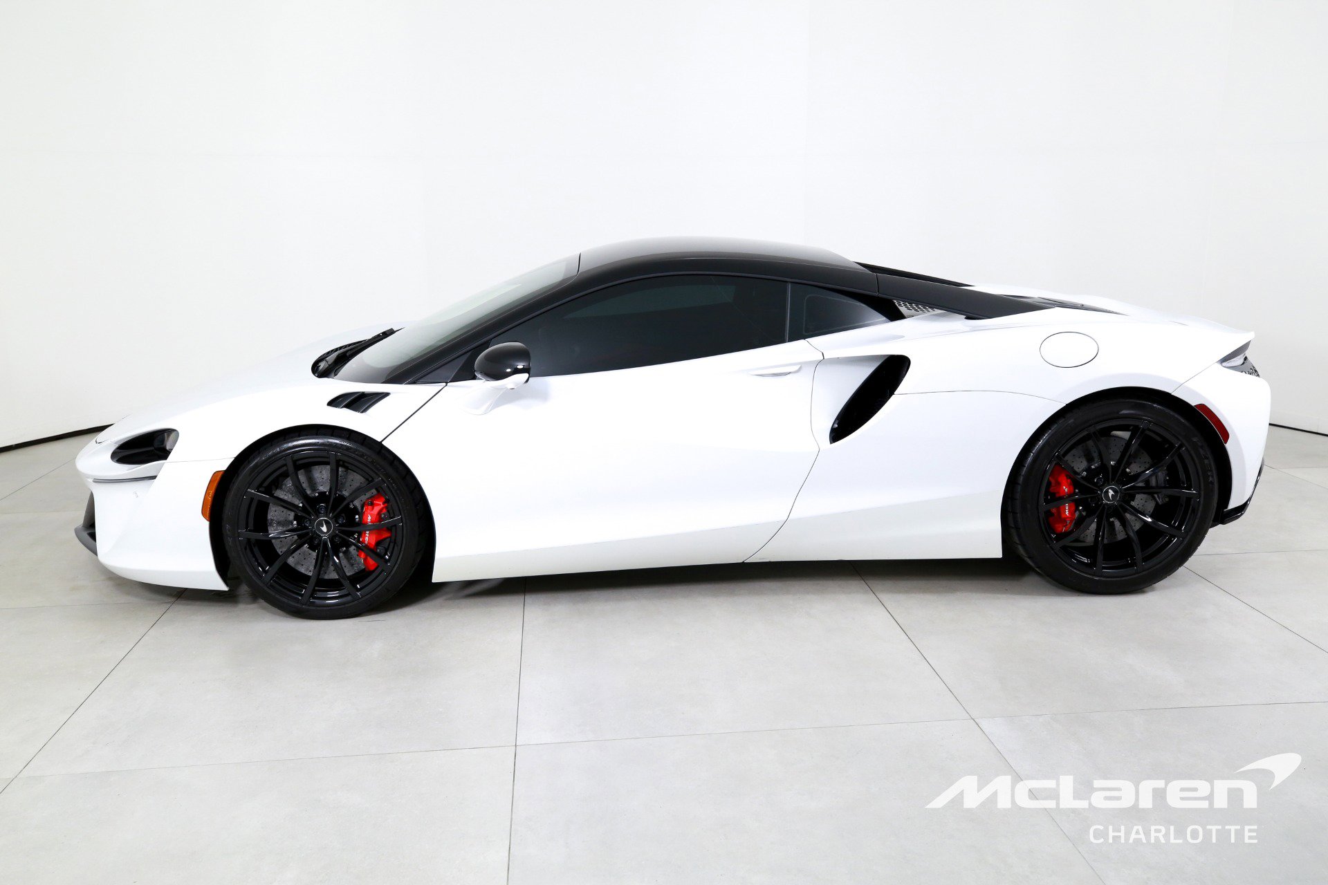 Used 2024 McLaren Artura image 6