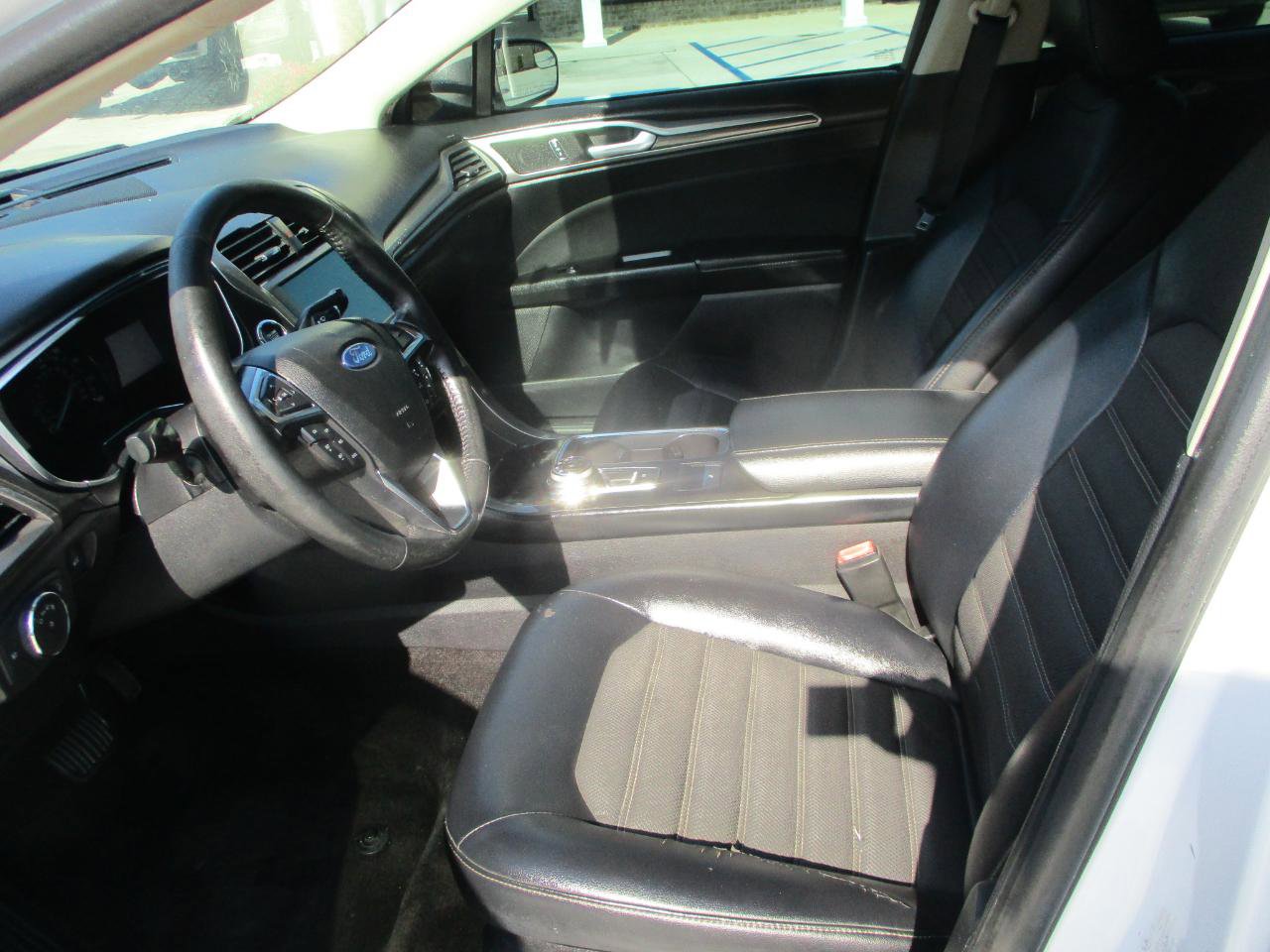 Used 2017 Ford Fusion SE w/ Equipment Group 201A image 16